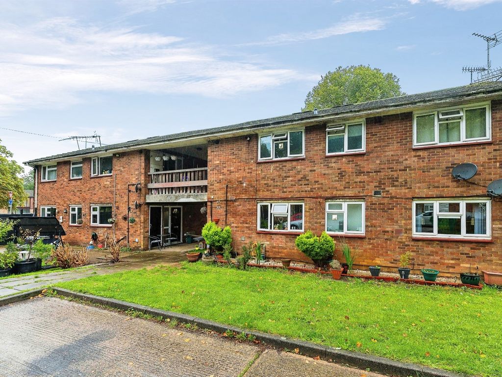 2 bed flat for sale in Malvern Way, Hemel Hempstead HP2, £250,000 Zoopla