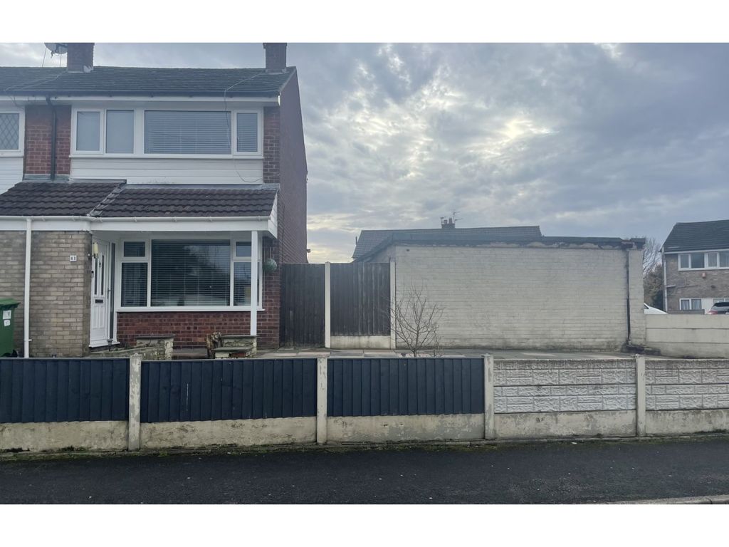 3 bed end terrace house for sale in Grasmere Road, Manchester M31, £