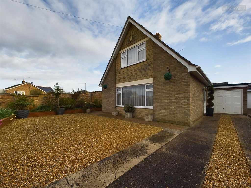 4 bed detached bungalow to rent in Bala Court, Peterborough PE4, £1,495