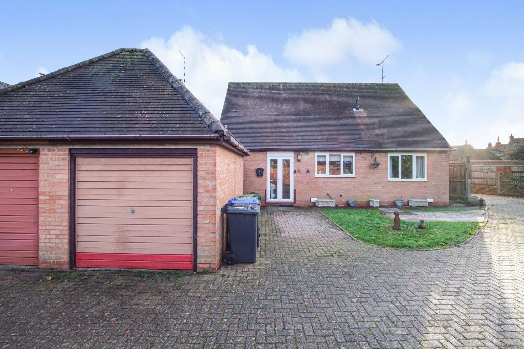 3 bed bungalow for sale in 2 Horseshoe Close, ShipstonOnStour CV36