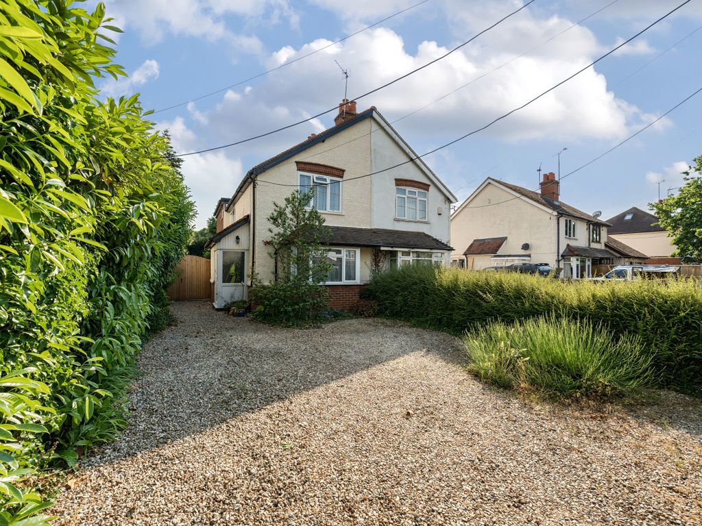 3 bed semidetached house for sale in Reading Road, Winnersh, Wokingham