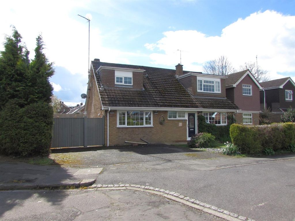4 bed detached house for sale in Blacksmiths Common, Chalton, Luton LU4