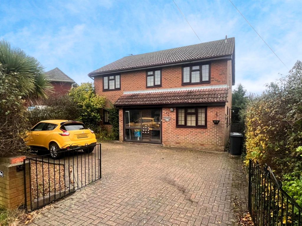 5 bed detached house for sale in Hawks Road, Hailsham BN27, £495,000