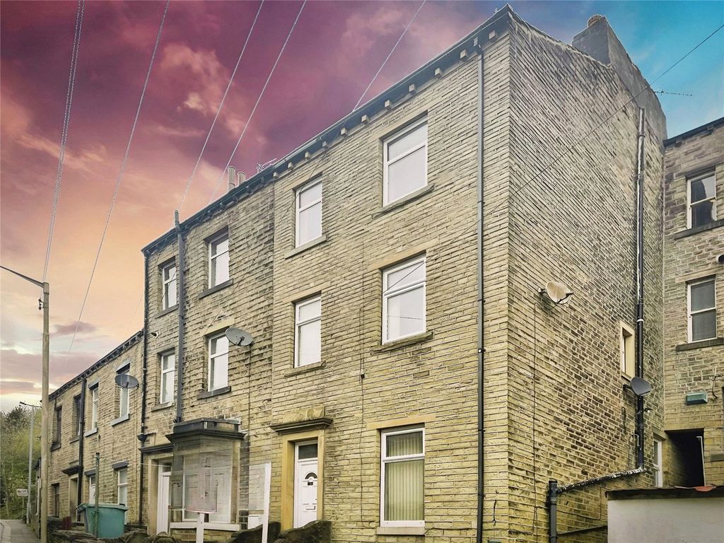 3 bed end terrace house to rent in Dale Street, Longwood, Huddersfield