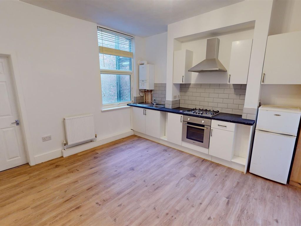 1 bed flat to rent in Railway Road, Urmston, Manchester M41, £625 pcm