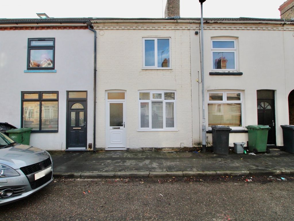 3 bed terraced house to rent in Silver Street, Woodston, Peterborough