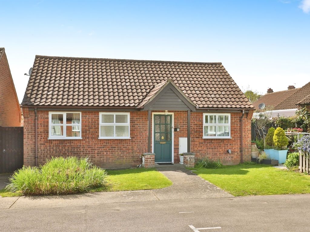 2 bed detached bungalow for sale in Fayregreen, Fakenham NR21, £165,000