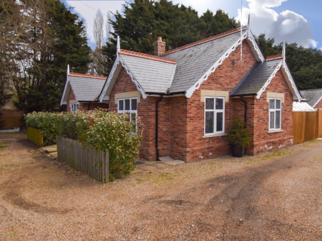 2 bed semidetached bungalow for sale in Chelmsford Road, Dunmow CM6