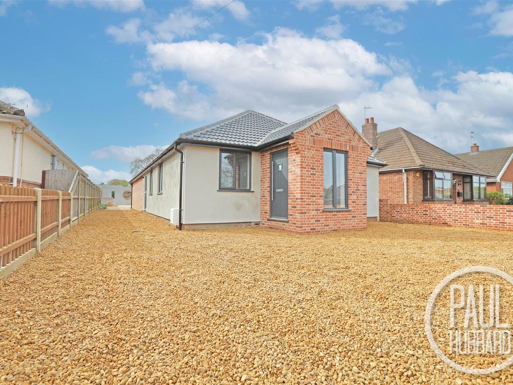 4 bed detached bungalow for sale in Clover Way, Gunton NR32, £575,000