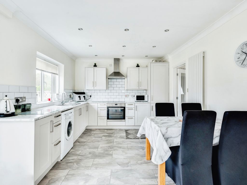 3 bed semidetached house for sale in Cunningham Road, Swindon