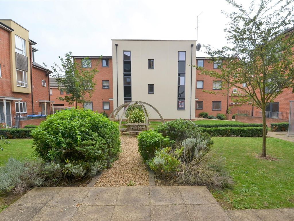 2 bed flat for sale in Edge Street, Aylesbury HP19, £190,000 Zoopla