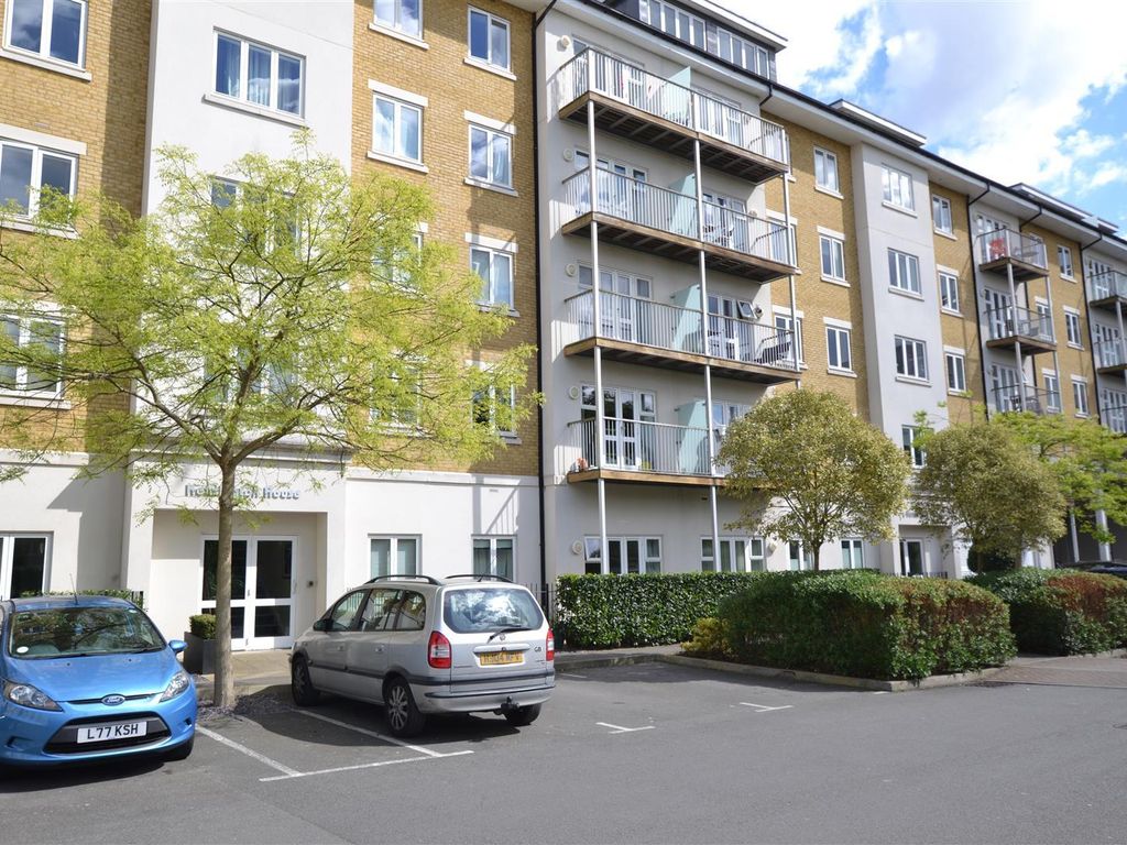 2 bed flat to rent in Park Lodge Avenue, West Drayton UB7, £1,700 pcm