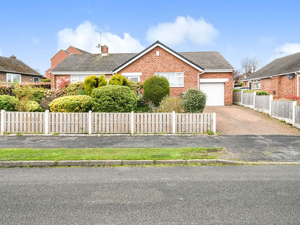 2 bed bungalow to rent in Robincroft Road, Wingerworth, Chesterfield