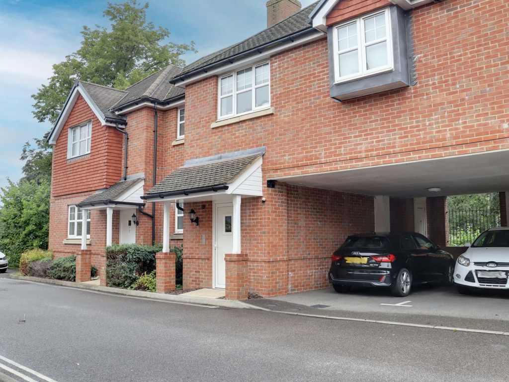 2 bed terraced house for sale in Limes Close, Redhill RH1, £300,000