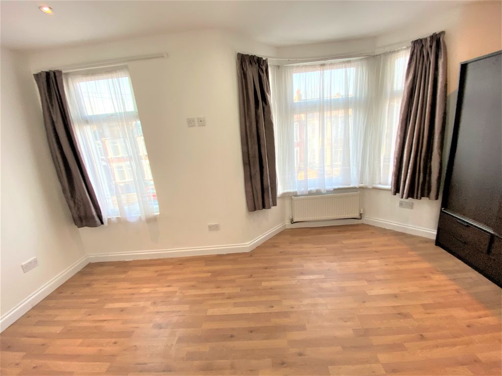 Studio to rent in Windsor Rd, Ilford IG1, £950 pcm Zoopla
