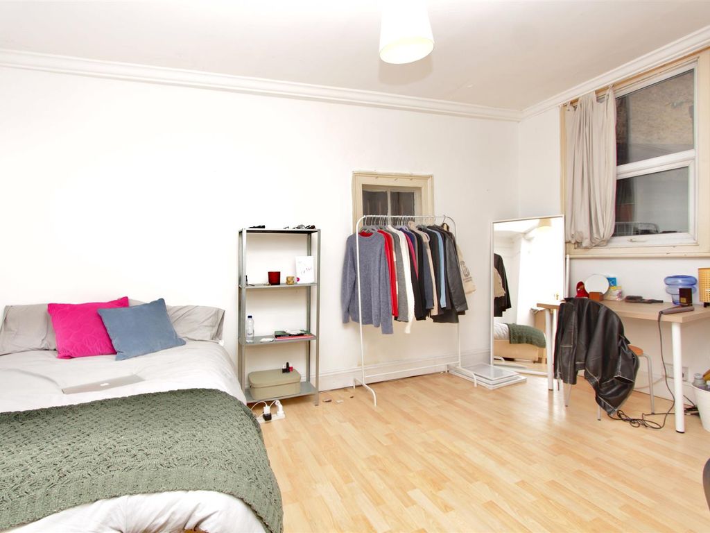 3 bed flat for sale in Stoke Newington High Street, London N16, £