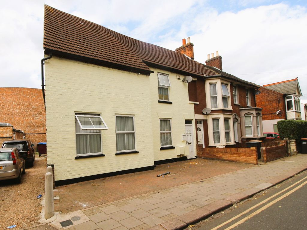 6 bed end terrace house for sale in Foster Hill Road, Bedford MK40, £