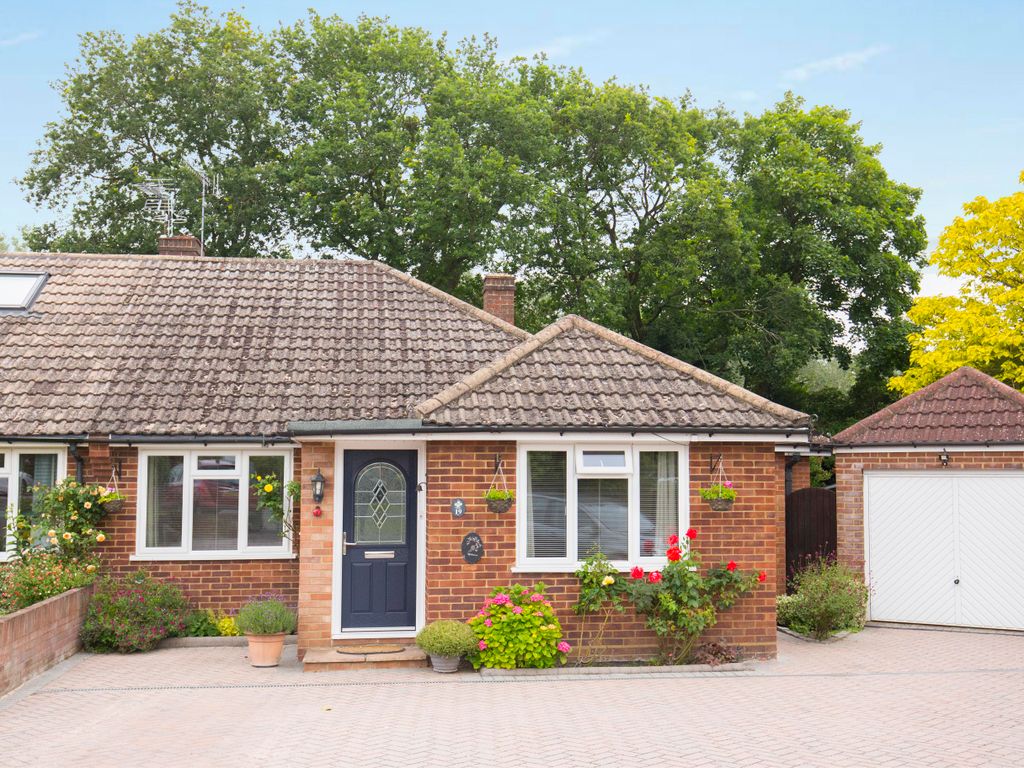 3 bed bungalow for sale in Foxlake Road, West Byfleet, Surrey KT14, £