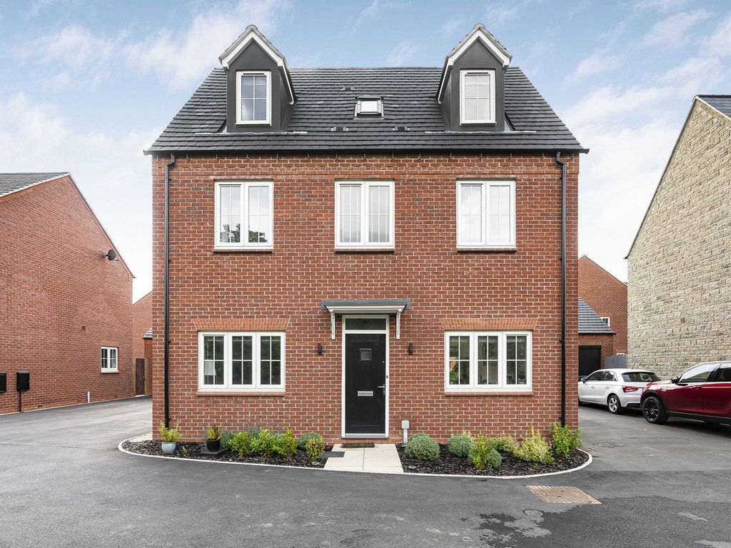 4 bed detached house for sale in Buxton Close, Bicester OX26, £599,950