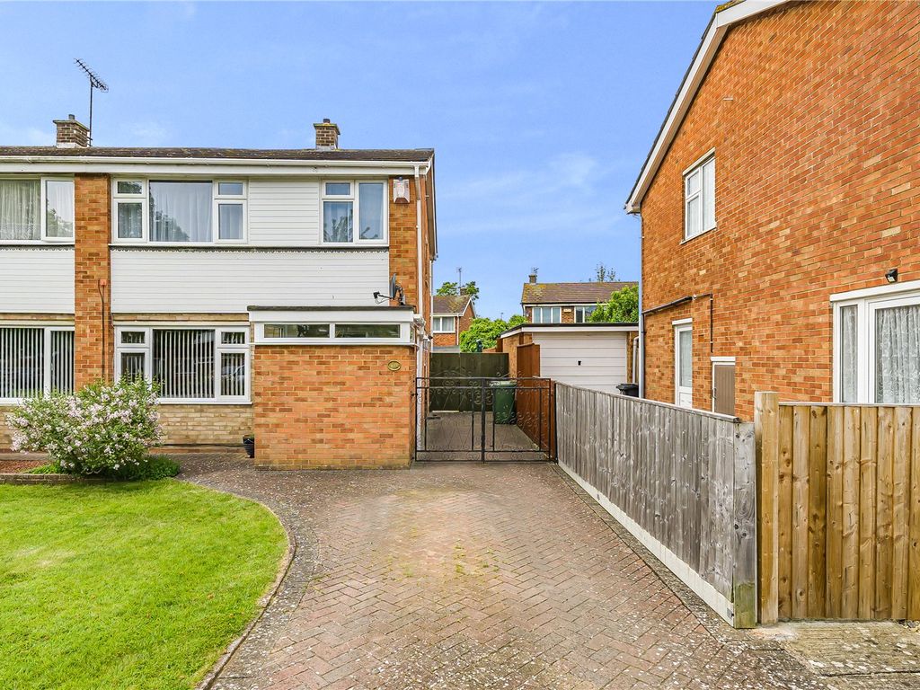 3 bed semidetached house for sale in Brind Close, Covingham, Swindon