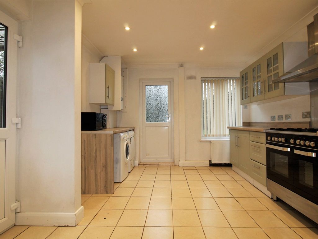 3 bed semidetached house to rent in Slough Lane, London NW9, £2,150