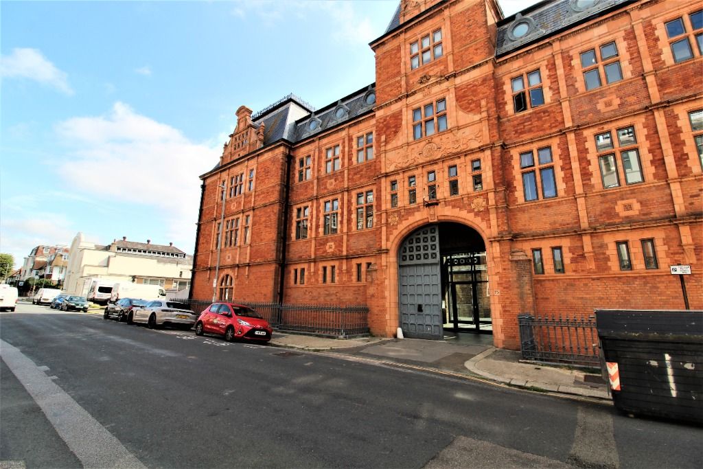 2 bed flat to rent in Holland Road, Hove BN3, £1,950 pcm Zoopla