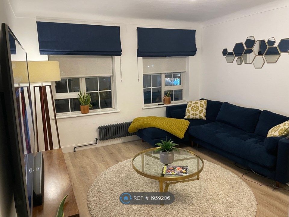 2 bed flat to rent in Bowers Parade, Harpenden AL5, £1,995 pcm Zoopla