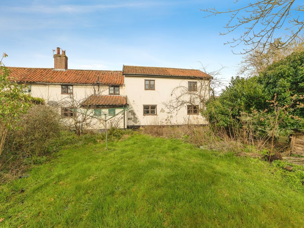 3 bed semidetached house for sale in Mill Corner, Hingham, Norwich