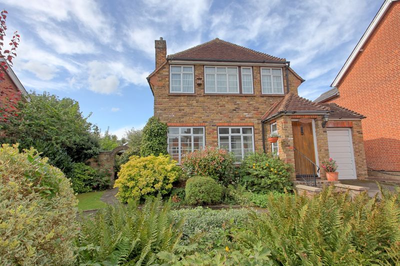 3 bed detached house for sale in Albion Road, Chalfont St. Giles HP8, £