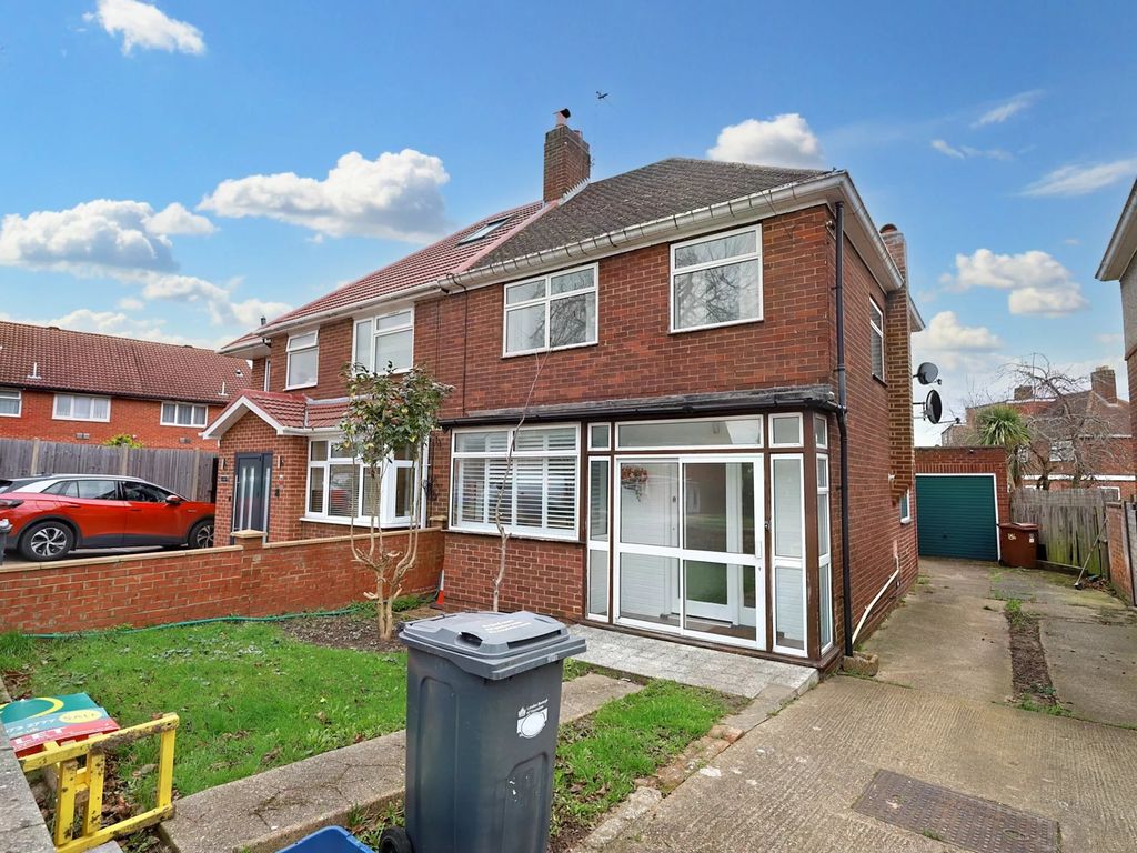 3 bed flat to rent in Hall Road, Isleworth TW7, £2,600 pcm Zoopla