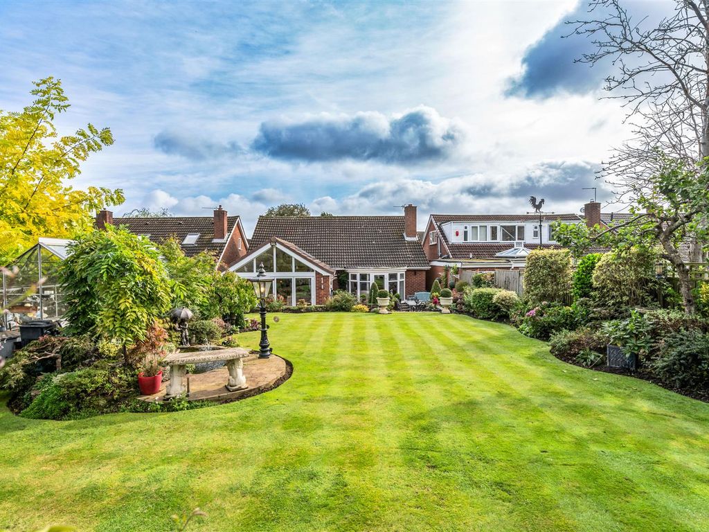 3 bed detached bungalow for sale in Monastery Drive, Solihull B91, £