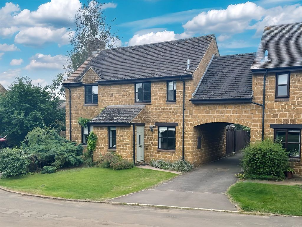 4 bed link detached house for sale in The Dairyground, Shutford, Banbury, Oxfordshire OX15, £