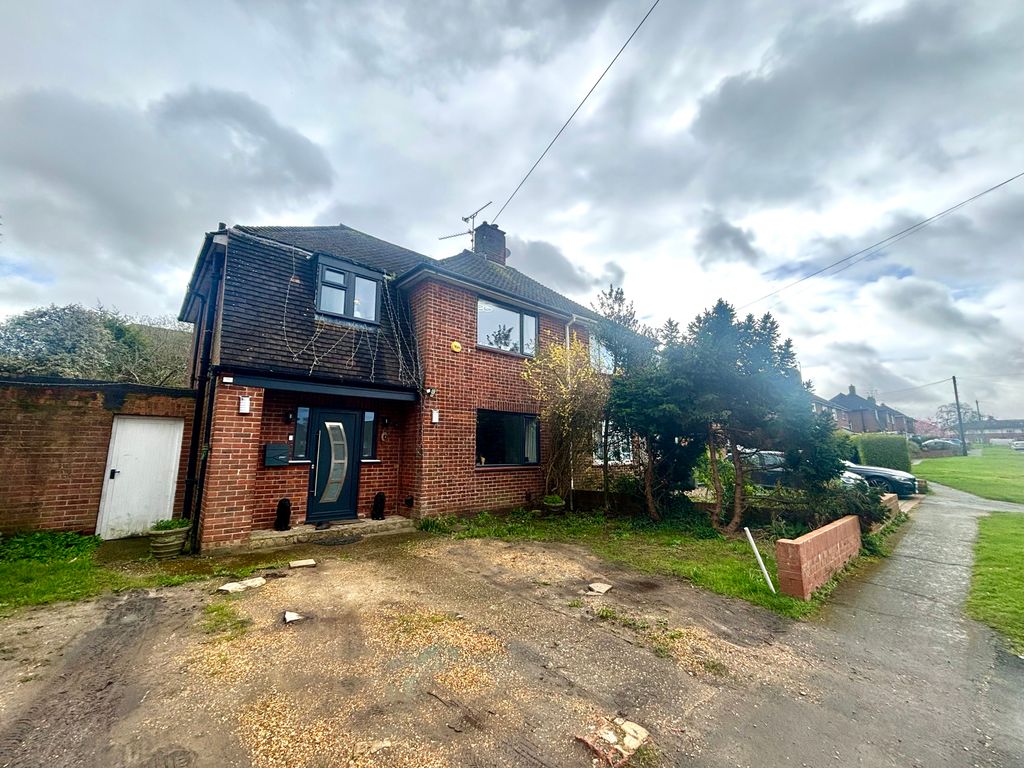 3 bed property to rent in Attfield Close, Ash, Aldershot GU12, £1,800