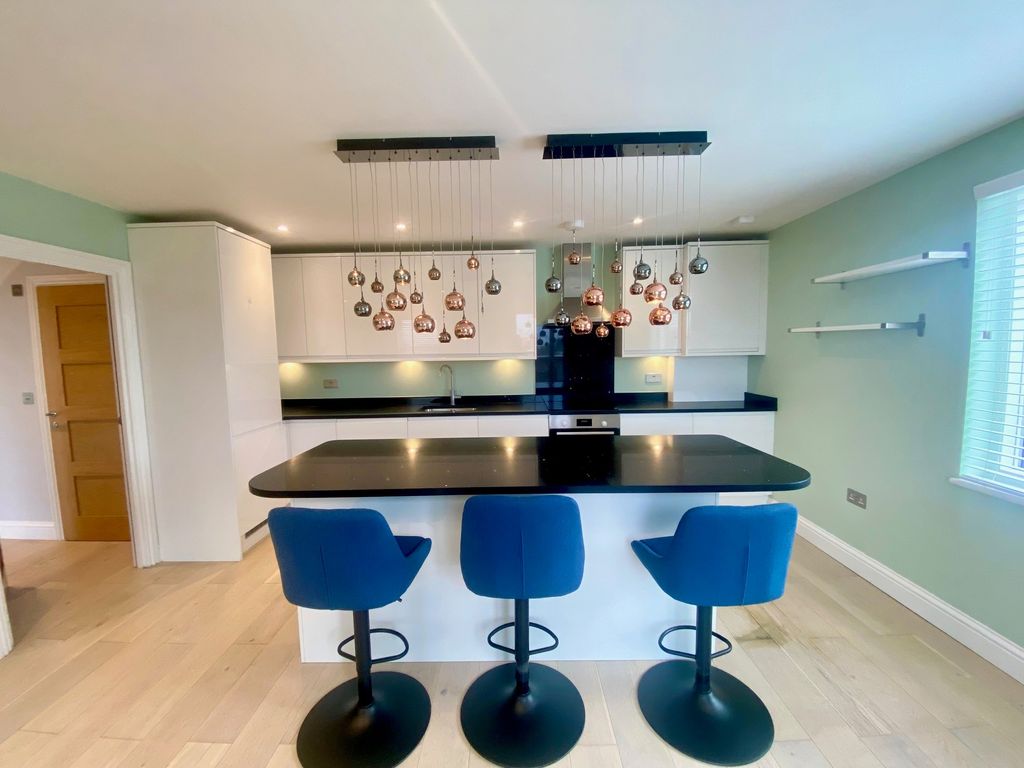 3 bed flat to rent in Ongar Road, Brentwood CM15, £2,000 pcm Zoopla