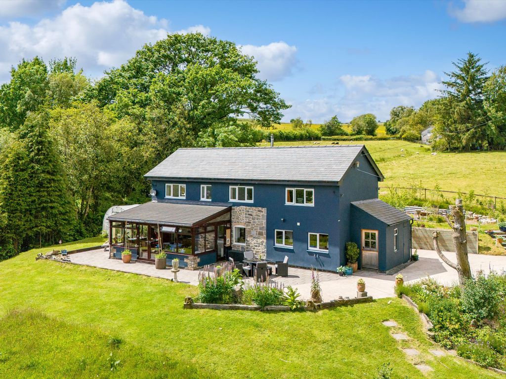 3 bed detached house for sale in Trefeglwys, Caersws, Powys SY17, £