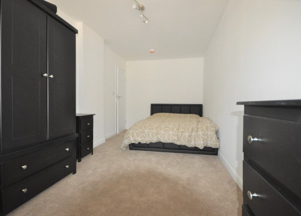 Room to rent in Northgate Road, Crawley RH10, £725 pcm Zoopla