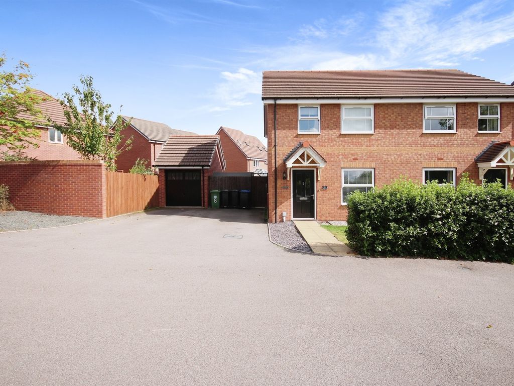 4 bed semidetached house for sale in Henderson Road, Warwick CV34, £