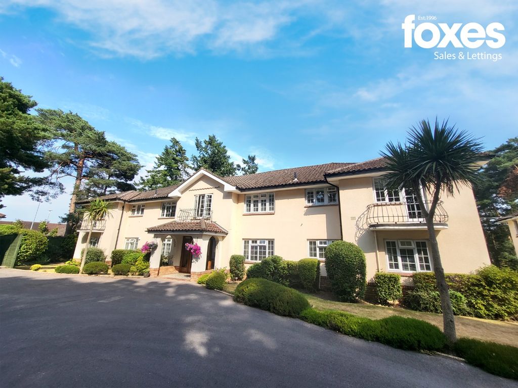 3 bed flat to rent in Lingfield Court, Golf Links Road, Ferndown