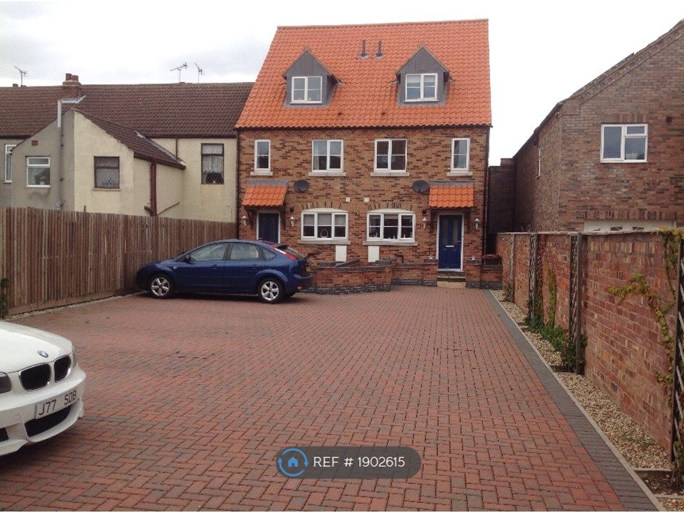 4 bed semidetached house to rent in Burringham High Street, Scunthorpe