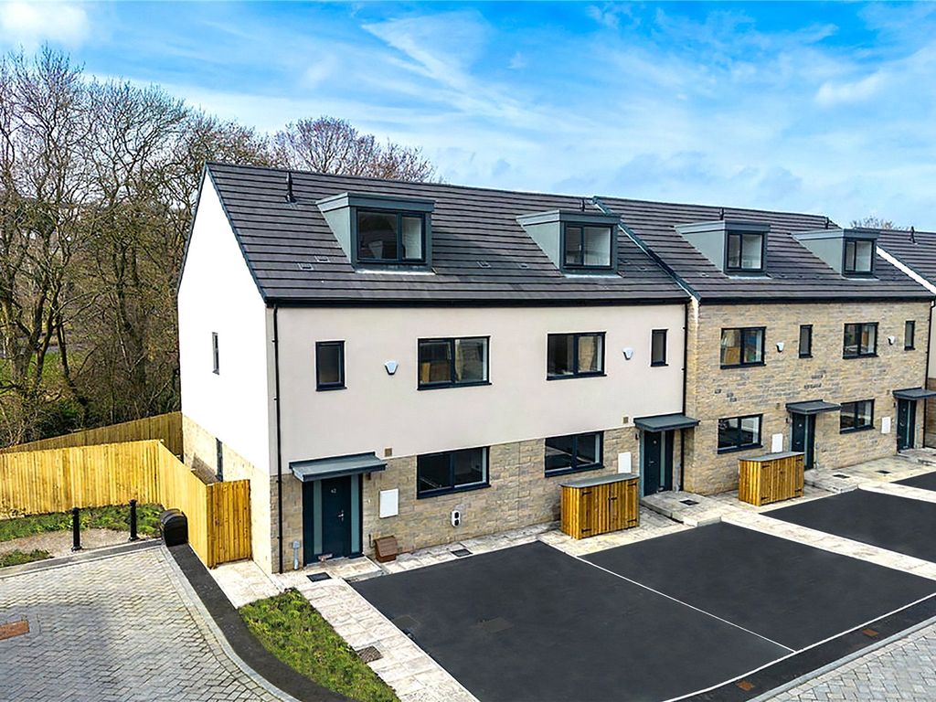 New home, 4 bed end terrace house for sale in Park Meadow Lane, Leeds