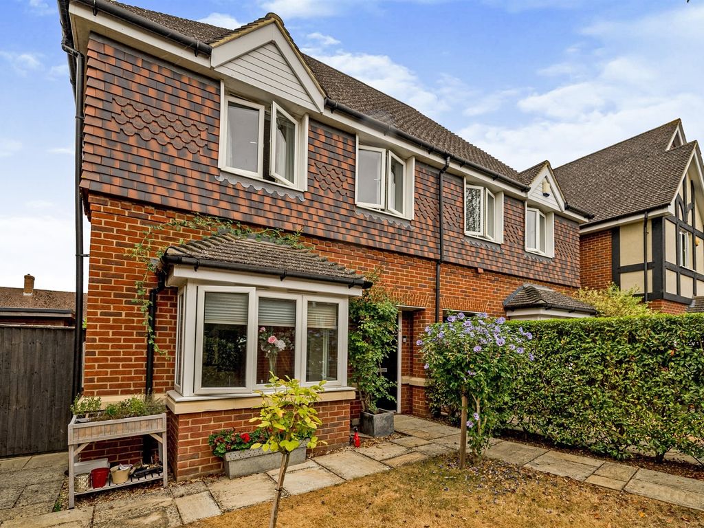 3 bed semidetached house for sale in Winter's Acre, Burnham, Slough