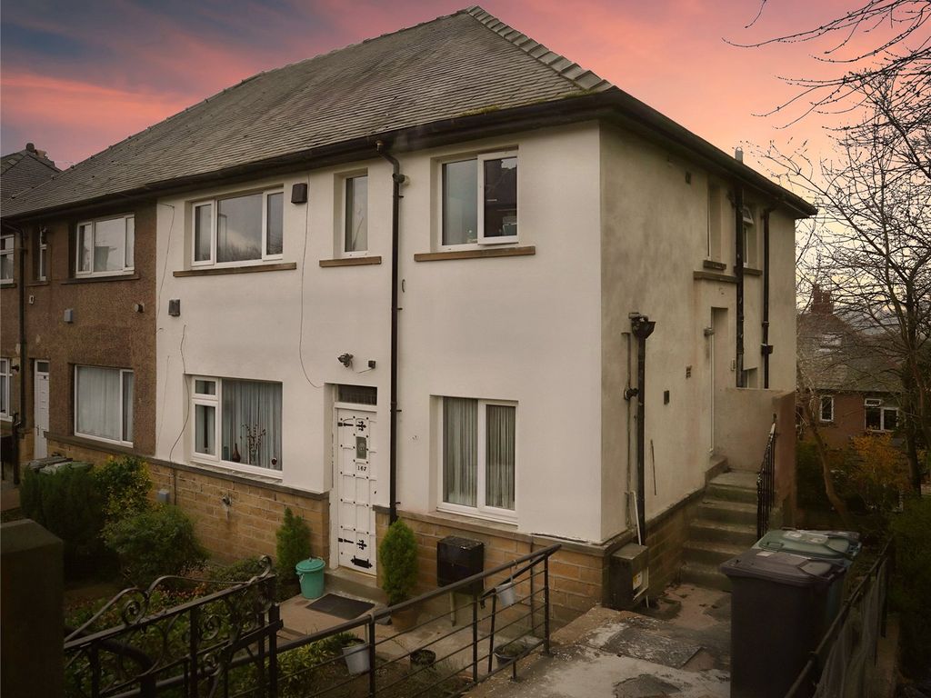 2 bed flat to rent in New Hey Road, Oakes, Huddersfield HD3, £695 pcm