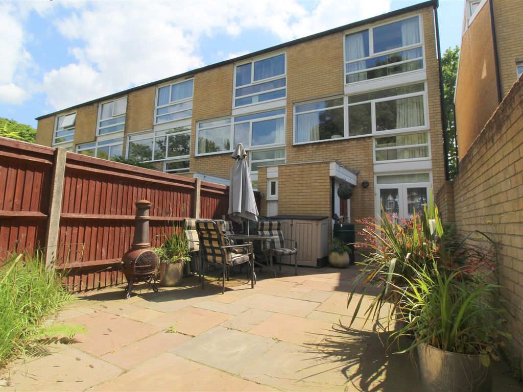 3 bed end terrace house for sale in Weymede, Byfleet, West Byfleet KT14