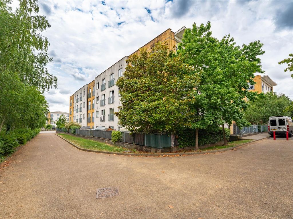 2 bed flat for sale in Taywood Road, Northolt UB5 Zoopla