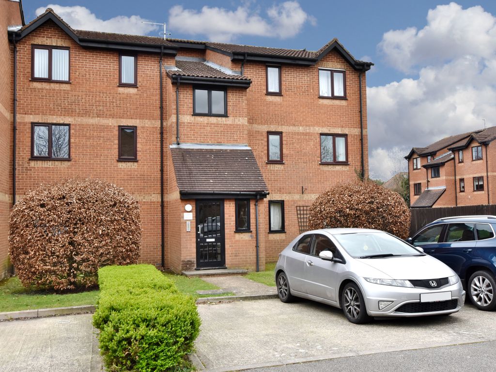 2 bed flat for sale in Courtlands Close, Watford WD24 Zoopla