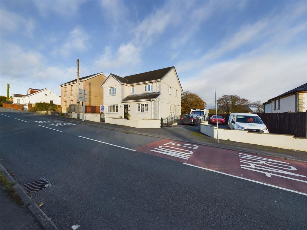 5 bed detached house for sale in Heol Y Meinciau, Pontyates, Llanelli