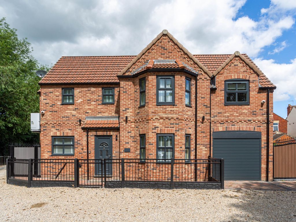 3 bed detached house for sale in Moss Road, Askern, Doncaster DN6, £