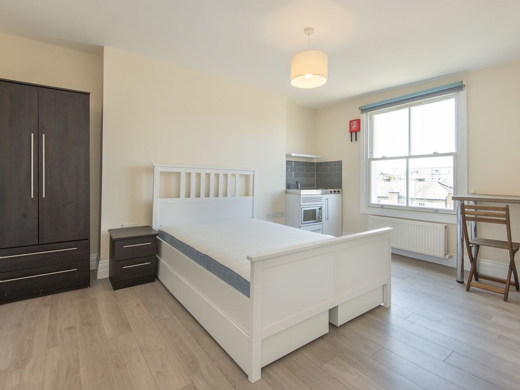 Room to rent in Warwick Avenue, London W9, £1,300 pcm - Zoopla