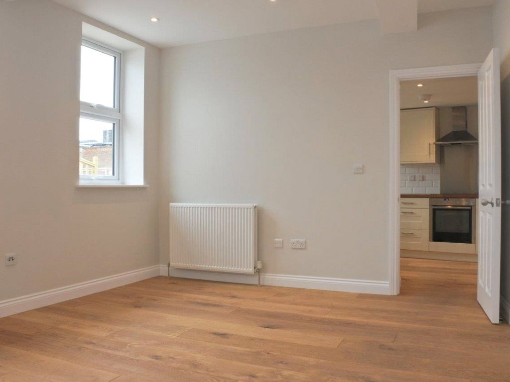 1 bed flat to rent in 144A High Street, Herts EN5, £1,400 pcm