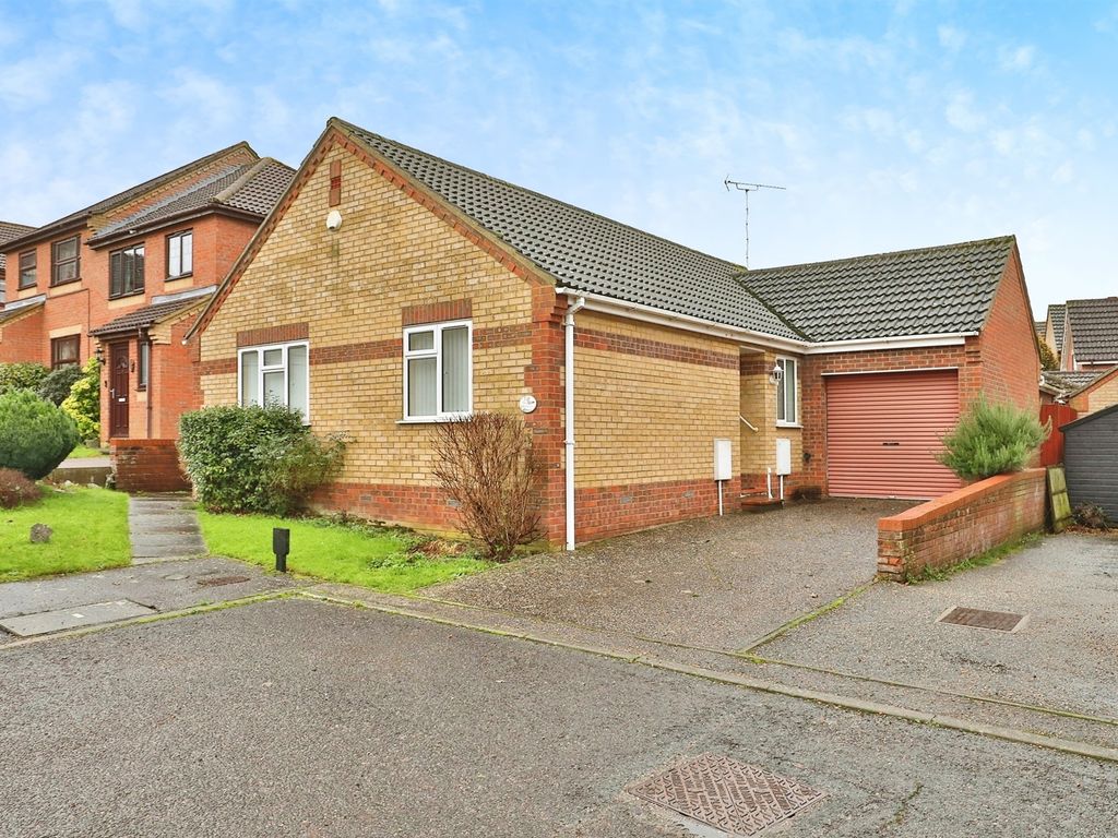 3 bed detached bungalow for sale in Bramble Court, Fakenham NR21, £
